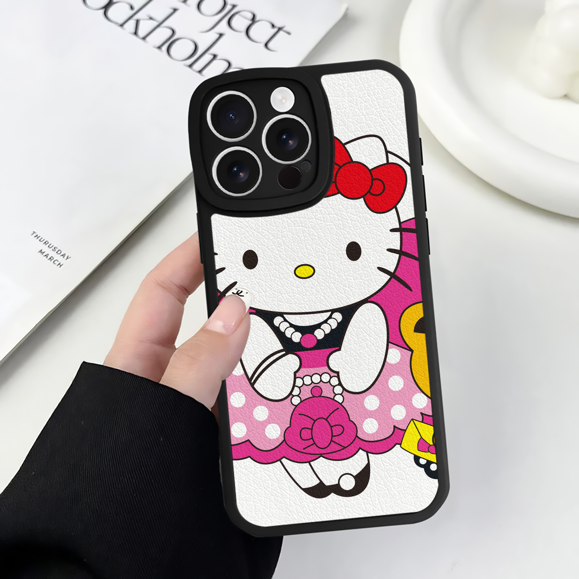 （画像用） Hello Kitty ハローキティ 【iPhone 16シリーズ対応】シリコンスマホケース（レザー調） 材質：シリコン